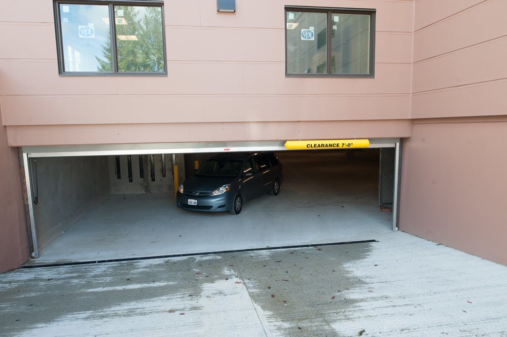 Vista de la salida del garaje de estacionamiento desde el exterior