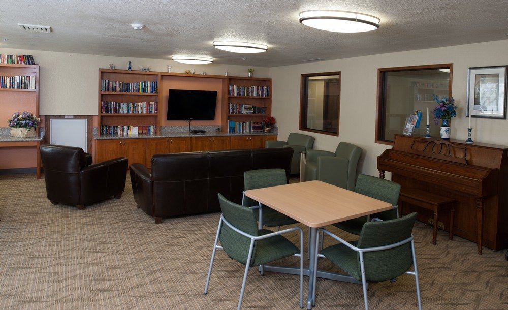 Salón comunitario con muebles y TV