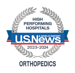 Logotipo del premio a hospitales de alto rendimiento de ortopedia de US News
