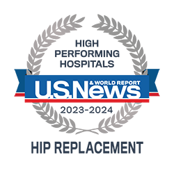 Logotipo del premio a los hospitales de alto rendimiento en reemplazo de cadera de US News